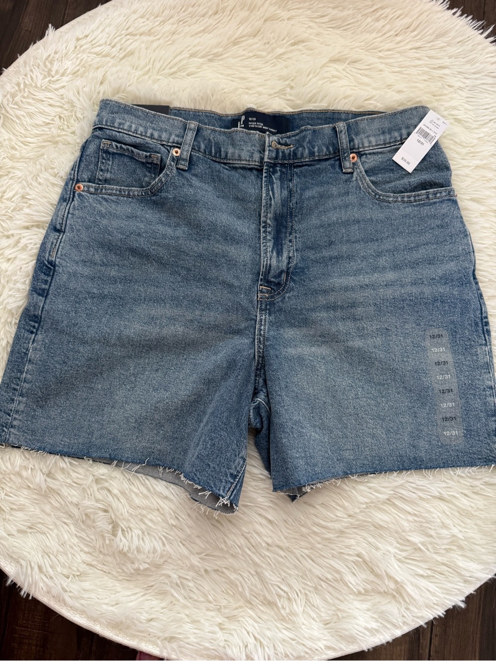 GAP Mid Wash Denim Jean Shorts NWT - Blue Size 12 - Picture 1 of 4